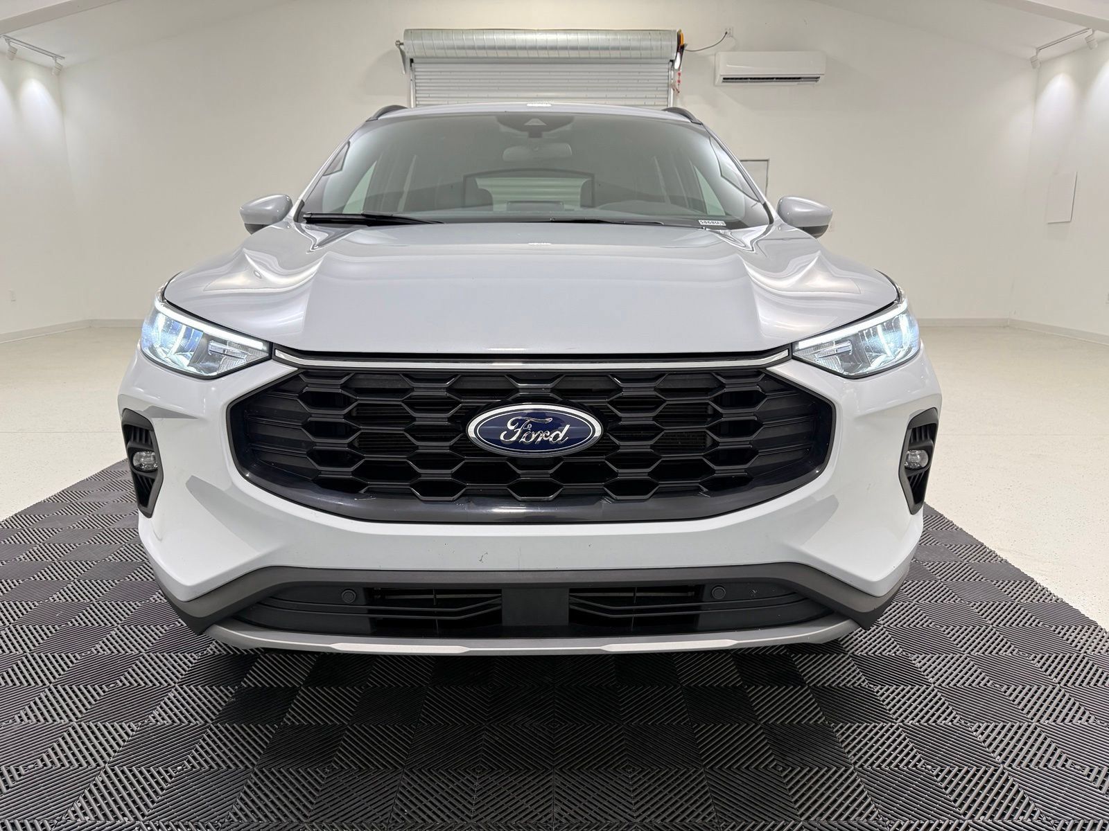 Used 2025 Ford Escape ST-Line Select AWD/4WD image 2
