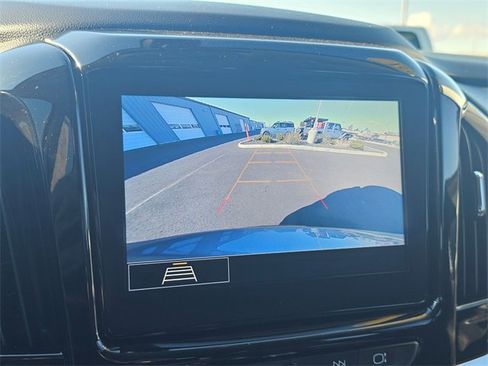 Used 2021 Chevrolet Traverse LT image 21