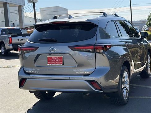 New 2026 Toyota Highlander Platinum image 7