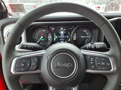 Used 2025 Jeep Wrangler Unlimited Sahara w/ Safety Group AWD/4WD image 17