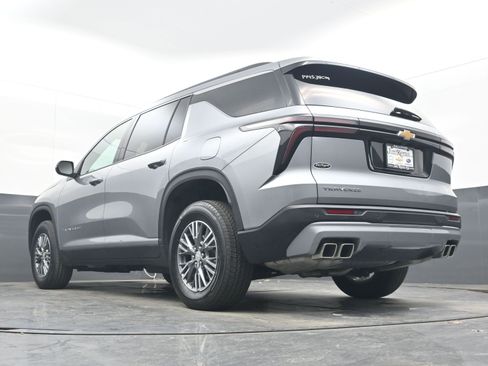 Used 2025 Chevrolet Traverse LT image 25