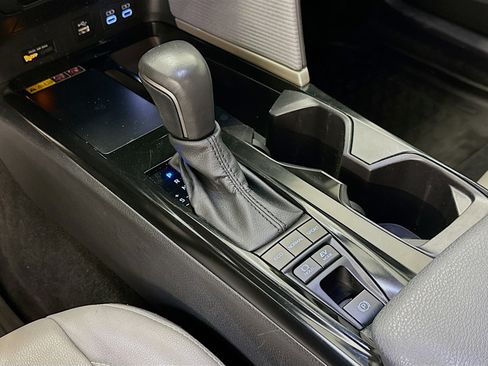 Used 2025 Toyota Camry SE FWD image 25