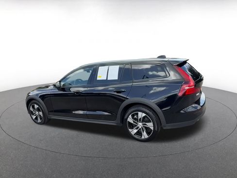 Used 2025 Volvo V60 B5 Cross Country Plus image 10
