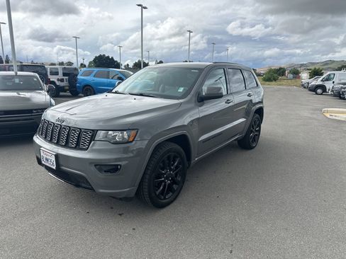 Used 2019 Jeep Grand Cherokee Altitude image 1