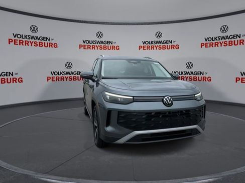 New 2026 Volkswagen Tiguan SE FWD image 2