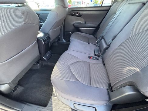 Used 2024 Toyota Highlander LE FWD image 16
