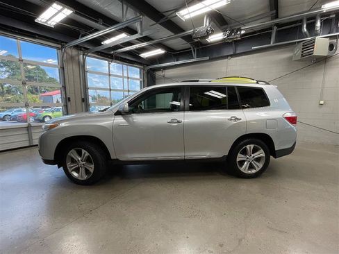 Used 2011 Toyota Highlander Limited w/ Tow Pkg AWD/4WD image 2