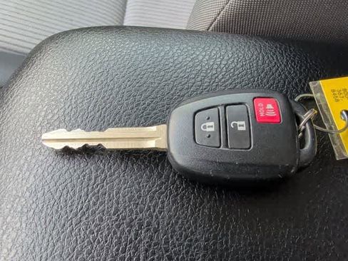 Used 2013 Toyota RAV4 LE image 29