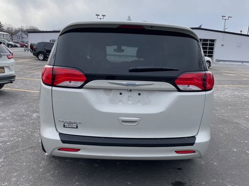 Used 2017 Chrysler Pacifica Touring image 4