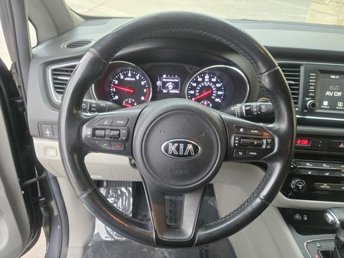 Used 2018 Kia Sedona LX w/ LX Essentials Premium Package FWD image 12