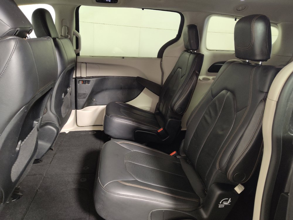 Used 2018 Chrysler Pacifica Touring-L FWD image 18