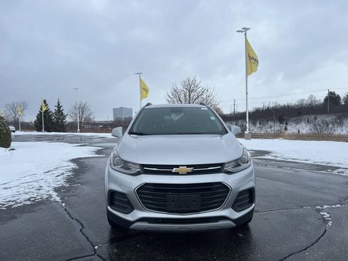 Used 2019 Chevrolet Trax LT w/ LT Convenience Package image 2