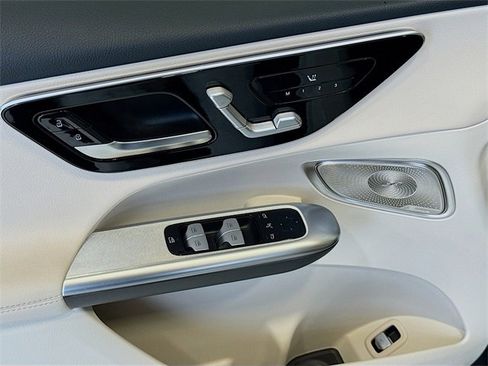 Used 2025 Mercedes-Benz GLC 300 4MATIC image 18