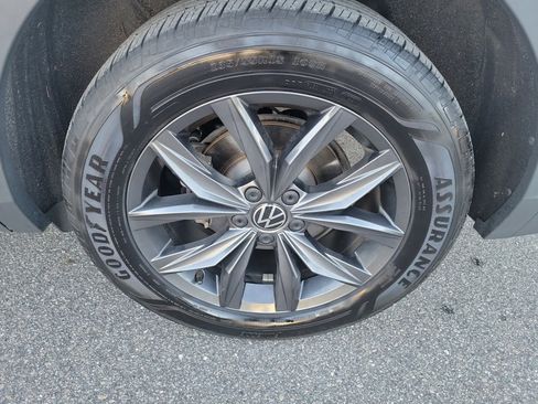 Certified 2022 Volkswagen Tiguan SE image 30