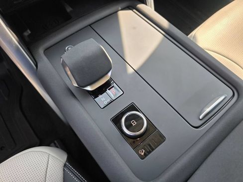 Used 2025 Land Rover Discovery Dynamic SE AWD/4WD image 25
