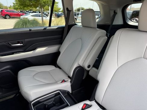 Used 2026 Toyota Grand Highlander AWD image 33