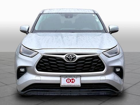Used 2024 Toyota Highlander LE AWD/4WD image 4