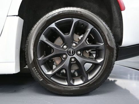 Used 2022 Chrysler Pacifica Touring-L w/ Uconnect Theater Family Group image 16