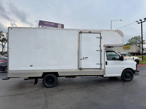 Used 2017 Chevrolet Express 4500 Extended RWD image 3