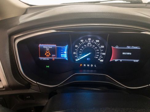 Used 2017 Ford Fusion SE w/ Fusion SE Technology Package image 15