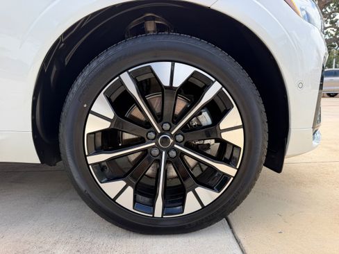 Certified 2026 Volvo XC60 B5 Plus AWD/4WD image 9