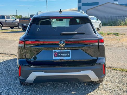 New 2026 Volkswagen Tiguan SE FWD image 8