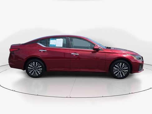 Used 2023 Nissan Altima 2.5 SV w/ SV Premium Package AWD/4WD image 5