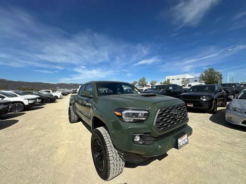 Used 2021 Toyota Tacoma TRD Sport w/ TRD Premium Sport Package AWD/4WD image 3