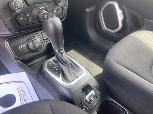 Used 2019 Jeep Renegade Latitude AWD/4WD image 18