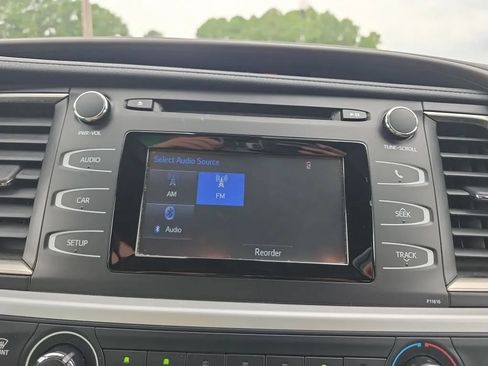 Used 2019 Toyota Highlander LE AWD/4WD image 26