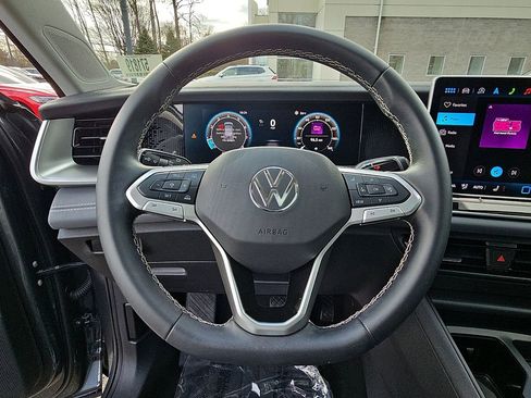 Certified 2025 Volkswagen Tiguan SE w/ Panoramic Sunroof Package image 18