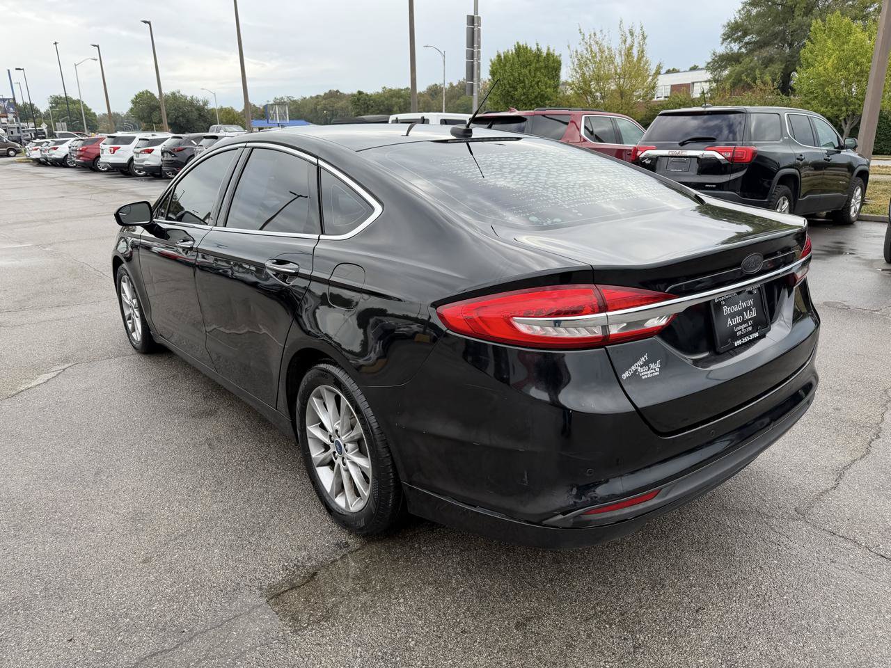 Used 2017 Ford Fusion SE w/ Fusion SE Technology Package FWD image 5