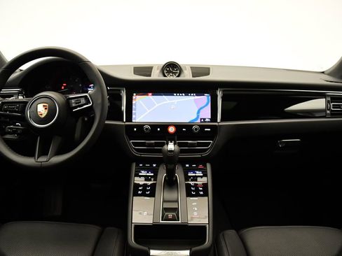 Used 2025 Porsche Macan image 21