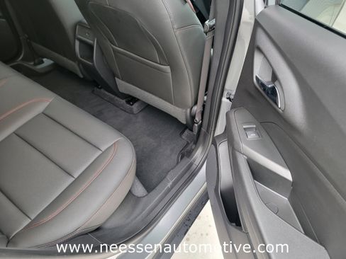 Used 2025 Chevrolet Trax RS image 11