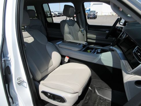 Used 2023 Jeep Wagoneer L Series II w/ Premium Group I AWD/4WD image 24