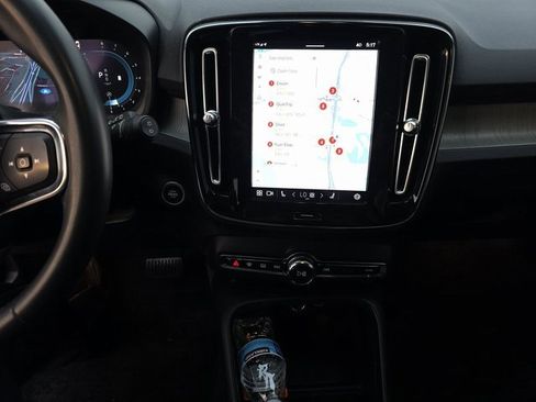 Used 2023 Volvo XC40 B5 Core image 6