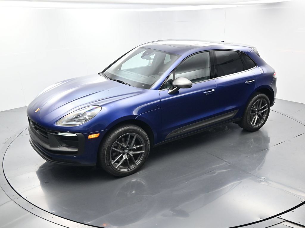 Certified 2025 Porsche Macan AWD/4WD image 33