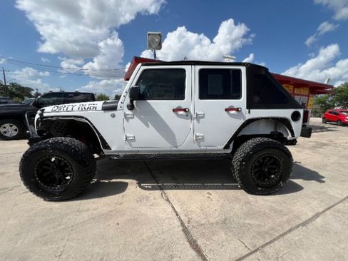 Used 2015 Jeep Wrangler Unlimited Rubicon w/ Connectivity Group AWD/4WD image 8