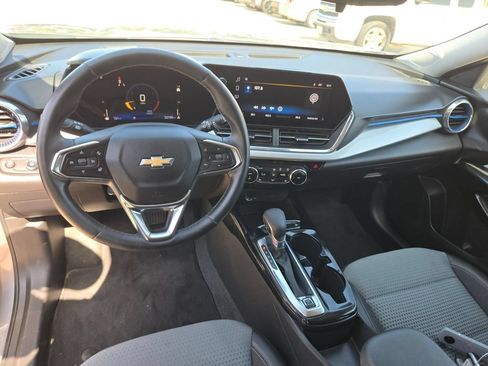 Used 2025 Chevrolet Trax LT w/ LT Convenience Package FWD image 16
