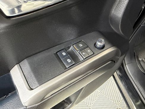 Used 2017 Toyota Tacoma TRD Sport w/ Tow Package (A/T) AWD/4WD image 12