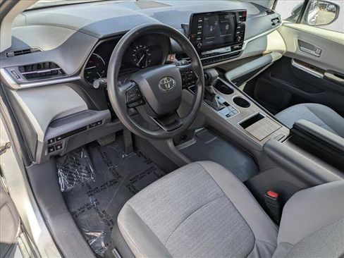 Used 2024 Toyota Sienna LE FWD image 10