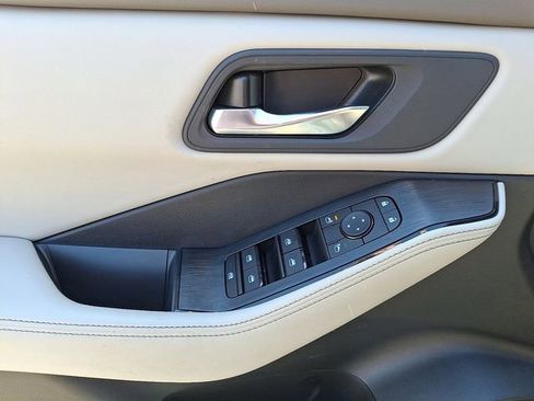 Used 2025 Nissan Rogue SV AWD/4WD image 13