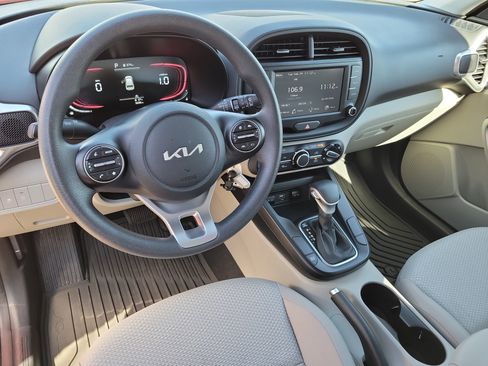 Used 2025 Kia Soul LX w/ LX Technology Package image 2