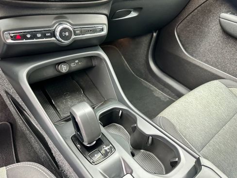 Used 2025 Volvo XC40 B5 Core image 17