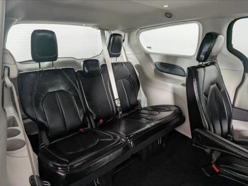 Used 2024 Chrysler Pacifica Touring-L image 23