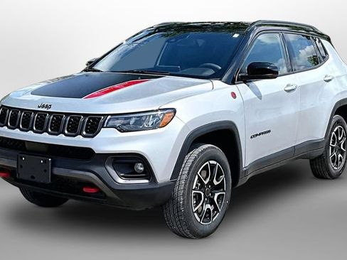 Used 2025 Jeep Compass Trailhawk AWD/4WD image 3