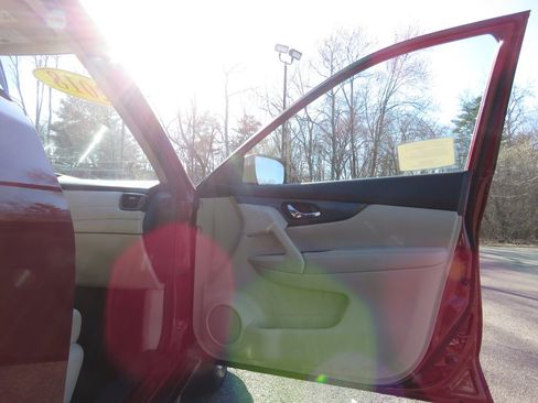 Used 2018 Nissan Rogue SV w/ Sun & Sound Touring Package image 12