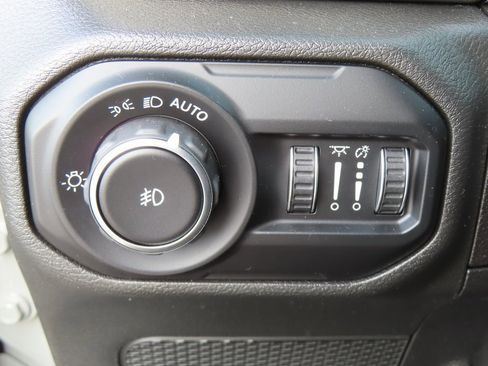 Used 2021 Jeep Wrangler Unlimited Sahara image 18