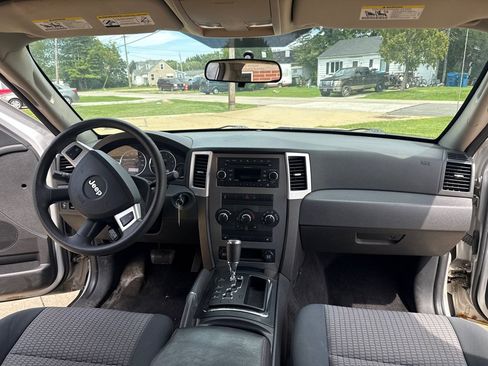 Used 2010 Jeep Grand Cherokee Laredo w/ Popular Equipment Group AWD/4WD image 9