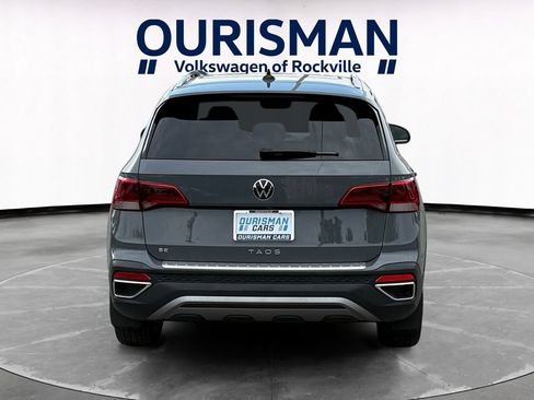 Used 2023 Volkswagen Taos SE w/ Panoramic Sunroof Package FWD image 5